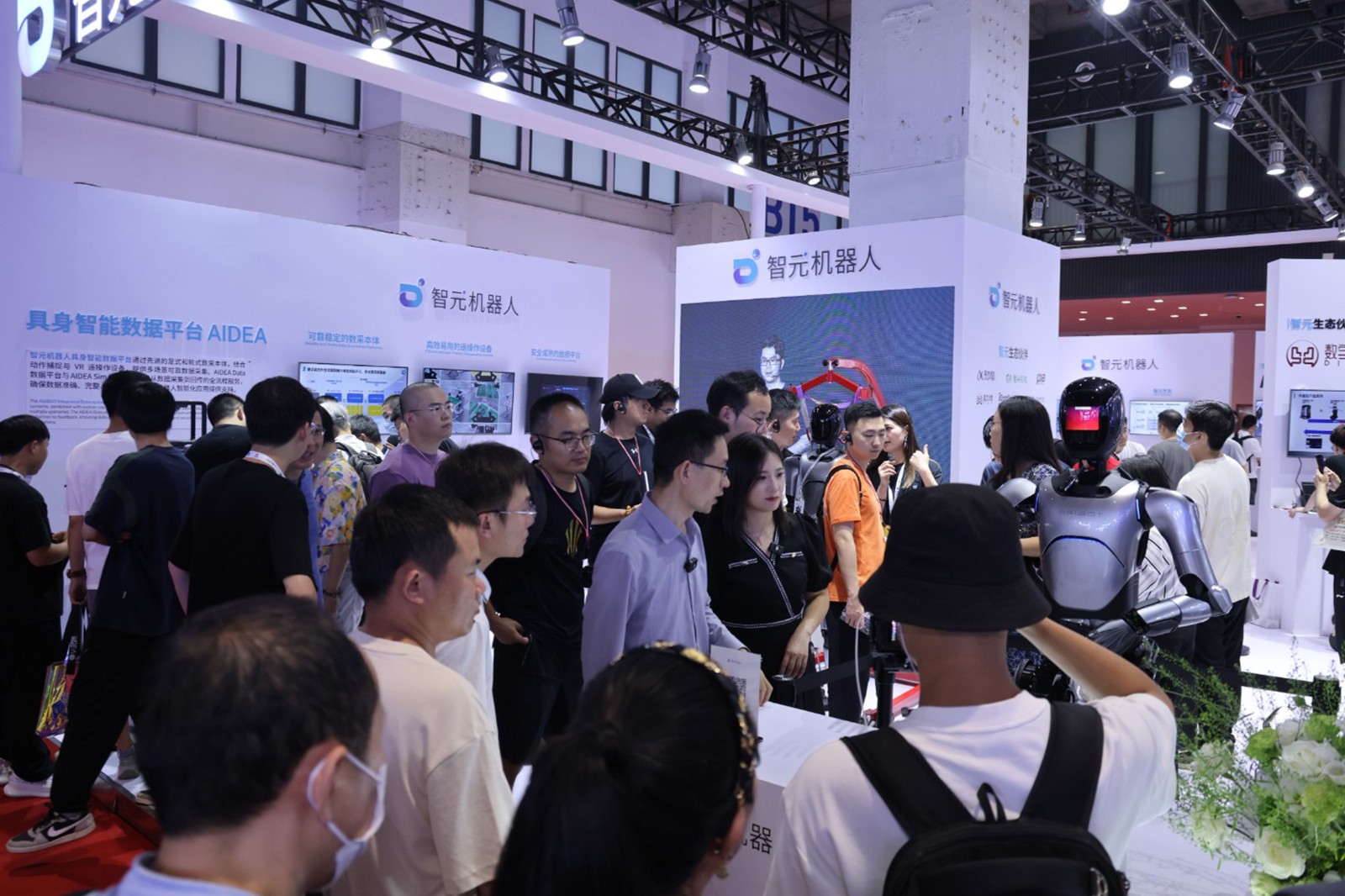 南宫大舞台机器人亮相世界机器人大会WRC
